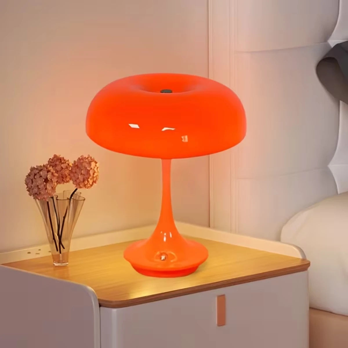 Capucine, lampe champignon en ABS à chapeau large sur pied évasé