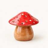 Fée, lampe champignon en céramique à chapeau rouge ajouré, sur fond crème