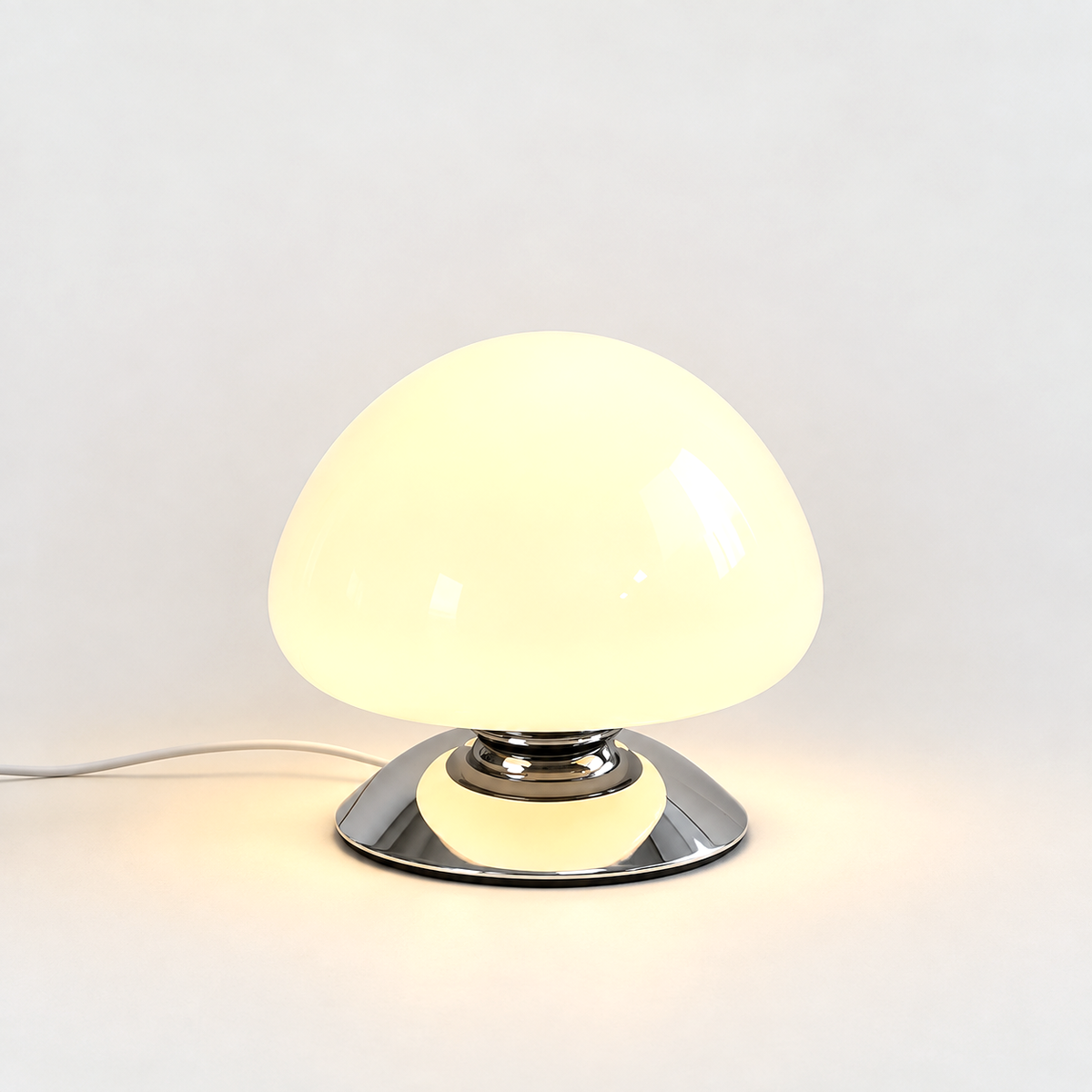 Lune, lampe champignon en verre crème sur socle chromé à deux gradins