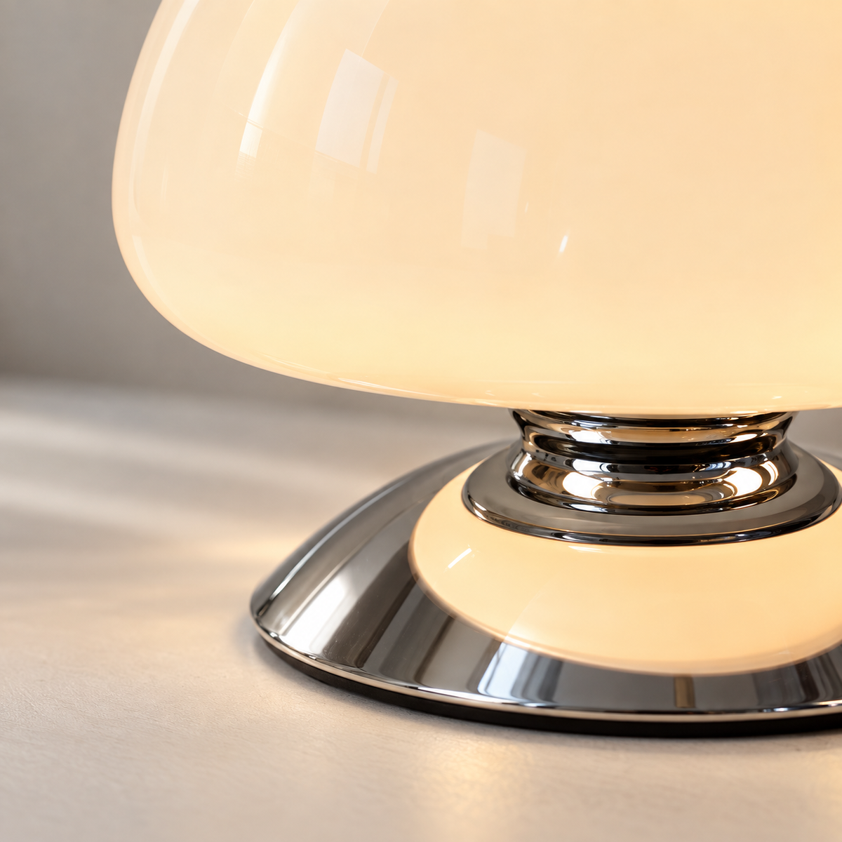 Lune, détail du verre crème et du socle chromé