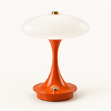 Vermillon, lampe champignon orange laqué sans fil, abat-jour soucoupe en verre opalin, sur fond crème