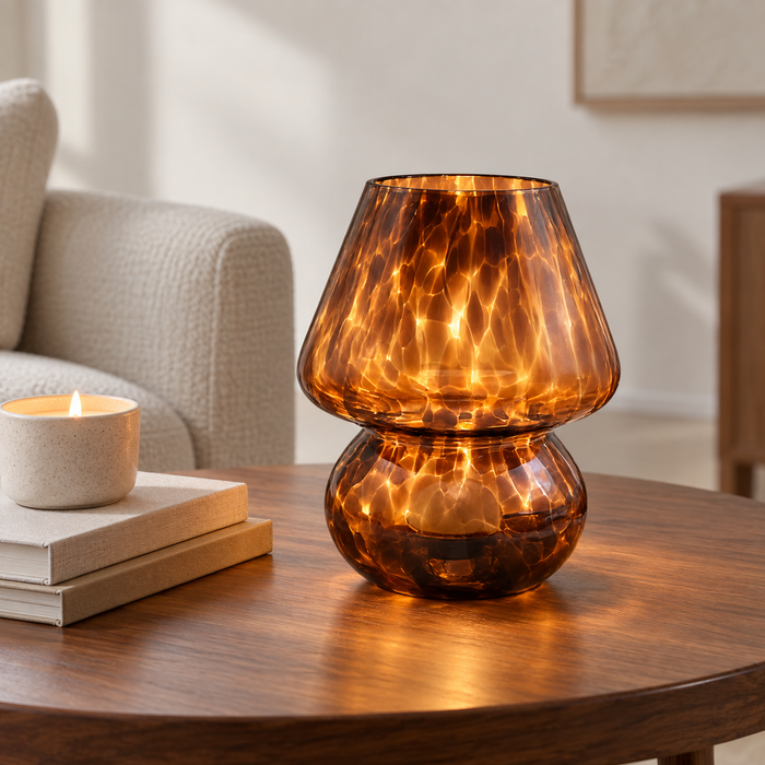 Sablé, lampe champignon en verre ambré moucheté, allumée dans un intérieur