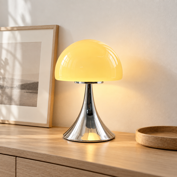 Otto, lampe champignon en verre jaune allumée dans un intérieur