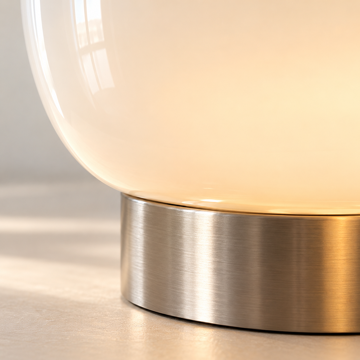 Détail du verre opalin et de l'embase métal d'une lampe champignon