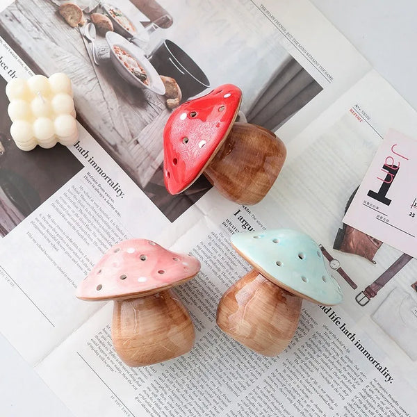 Fée, lampe champignon en céramique émaillée à chapeau percé de petits trous