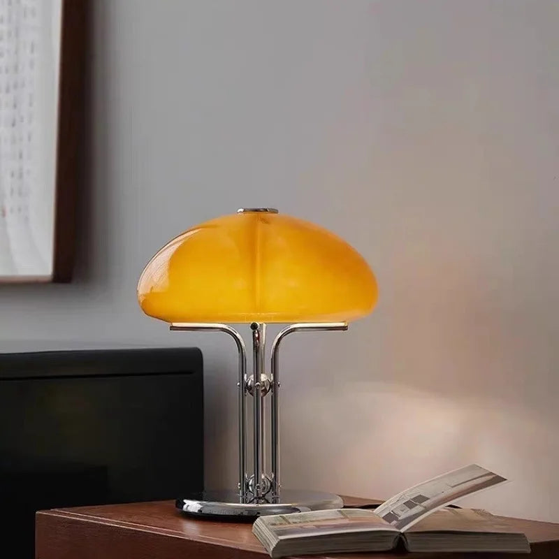 Auguste, lampe champignon vintage à large chapeau en verre ambré sur structure chromée — vue 4