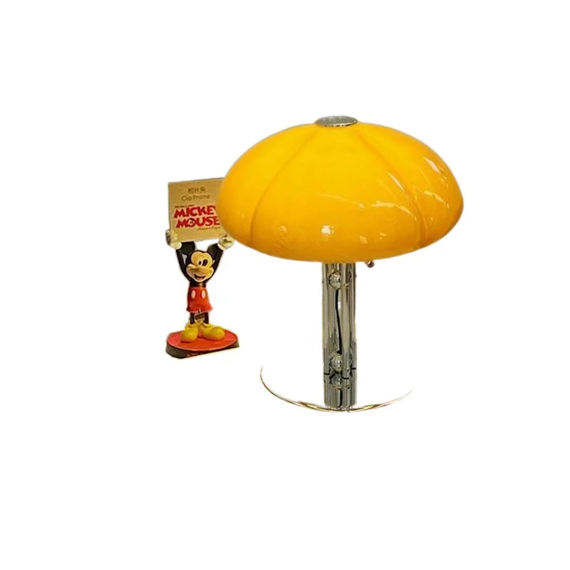 Auguste, lampe champignon vintage à large chapeau en verre ambré sur structure chromée — vue 5