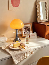 Safran, lampe champignon en verre jaune laiteux sur pied évasé chromé, 26 cm — vue 5