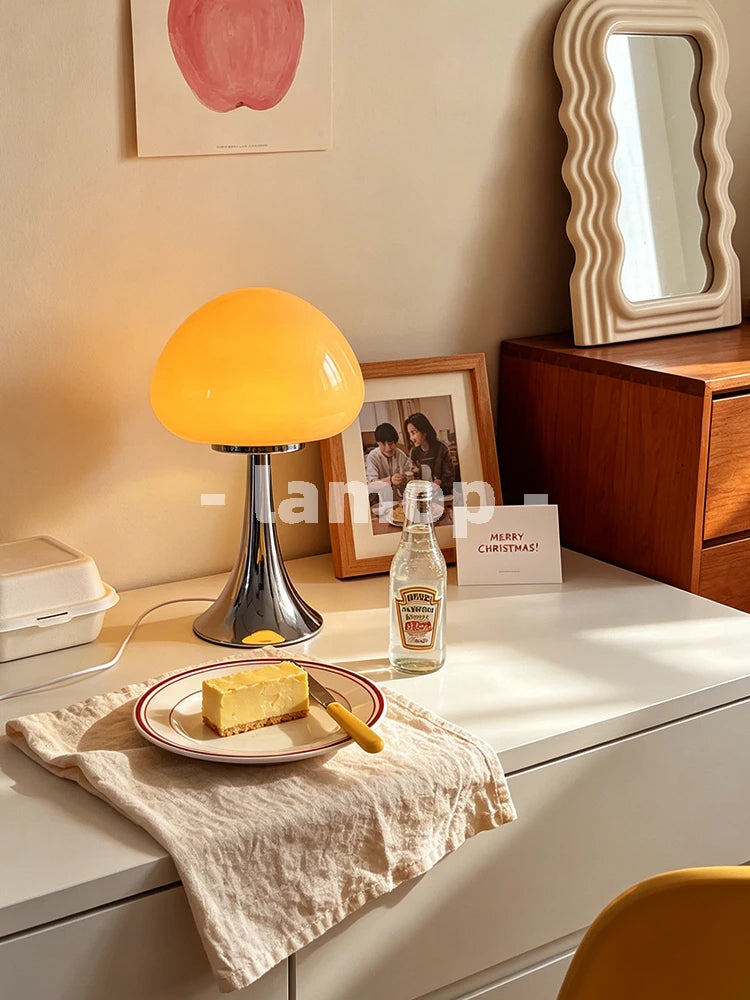 Safran, lampe champignon en verre jaune laiteux sur pied évasé chromé, 26 cm — vue 5