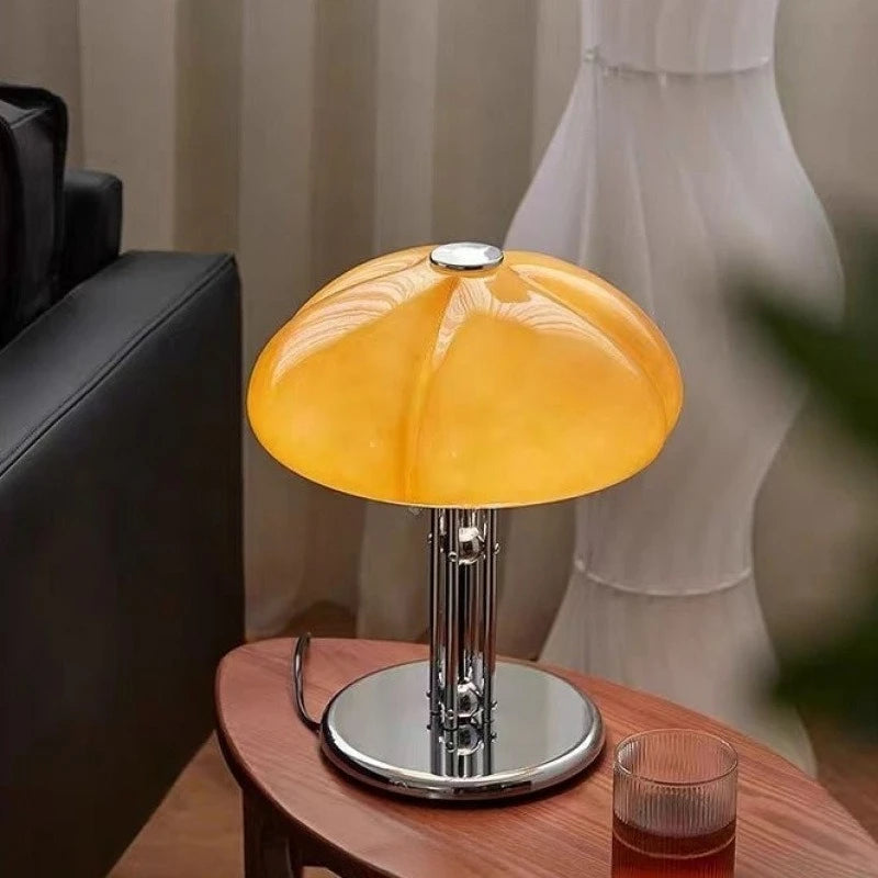 Auguste, lampe champignon vintage à large chapeau en verre ambré sur structure chromée — vue 2