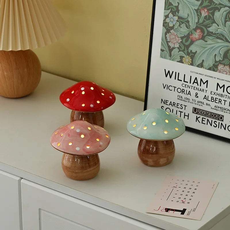 Fée, lampe champignon en céramique émaillée à chapeau percé de petits trous — vue 3