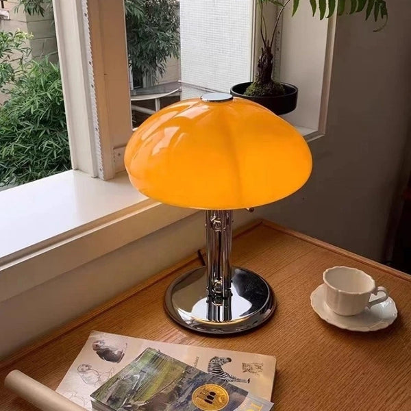 Auguste, lampe champignon vintage à large chapeau en verre ambré sur structure chromée