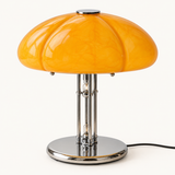 Auguste, lampe champignon vintage : large chapeau en verre ambré marbré, pied à quatre tiges chromées et base ronde en chrome poli