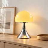 Otto, lampe champignon allumée dans un intérieur
