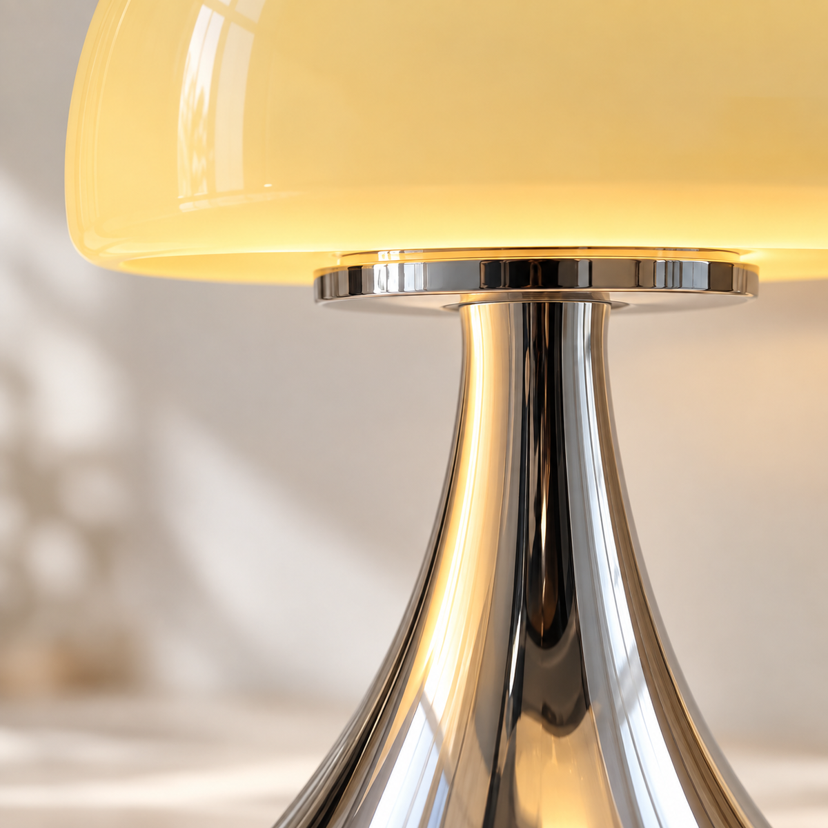 Otto, détail du verre jaune et du socle chromé