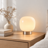 Praline, lampe champignon allumée dans un intérieur