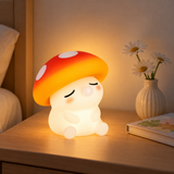 Poupi, veilleuse champignon allumée dans une chambre d'enfant