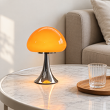 Safran, lampe champignon orange allumée dans un intérieur